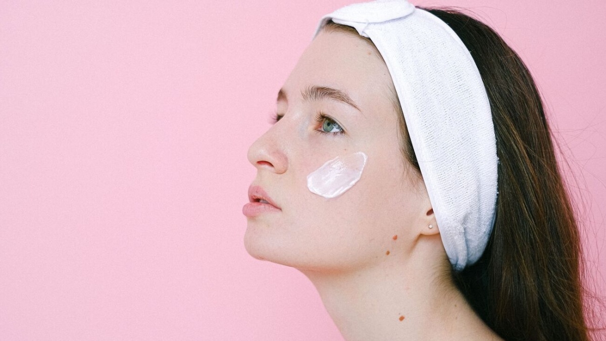 Apakah Pelembap Ber-SPF Bisa Menggantikan Sunscreen Utama di Pagi Hari?