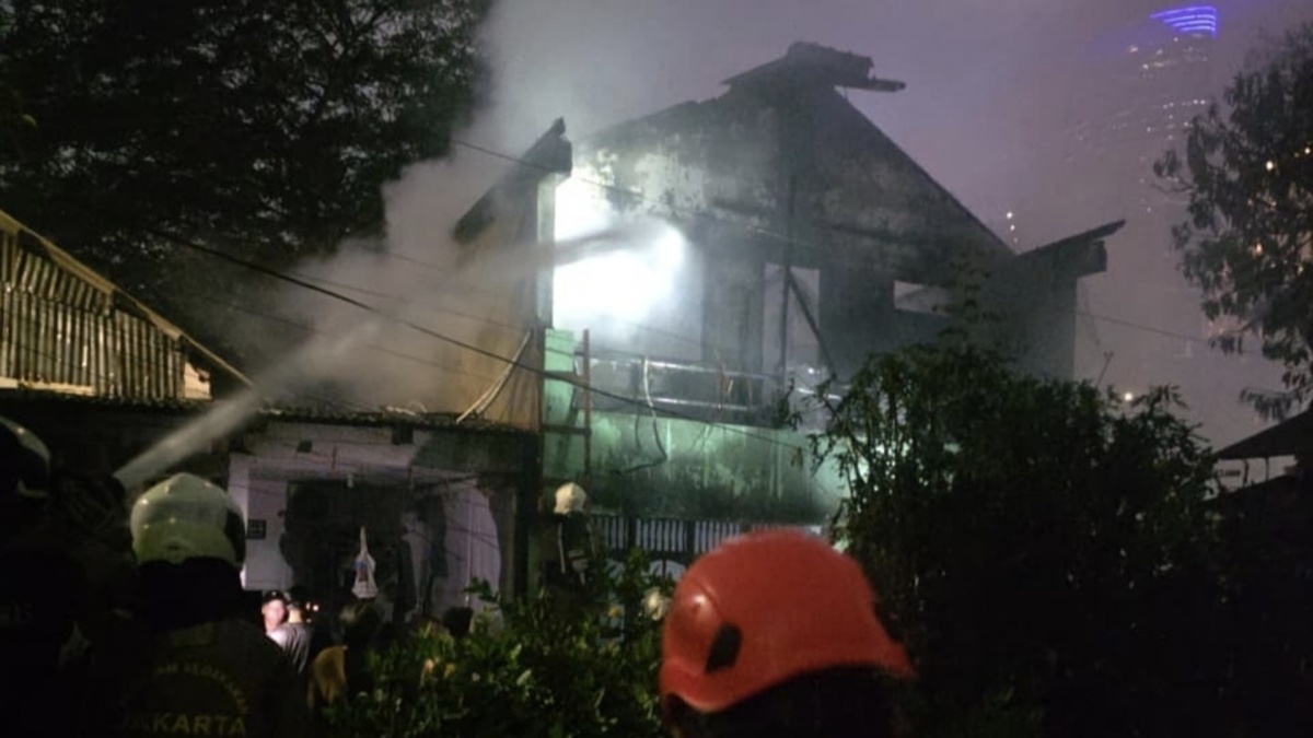 Korsleting Listrik Hanguskan 3 Kontrakan Dekat Stasiun Karet, 35 Warga Kehilangan Tempat Tinggal