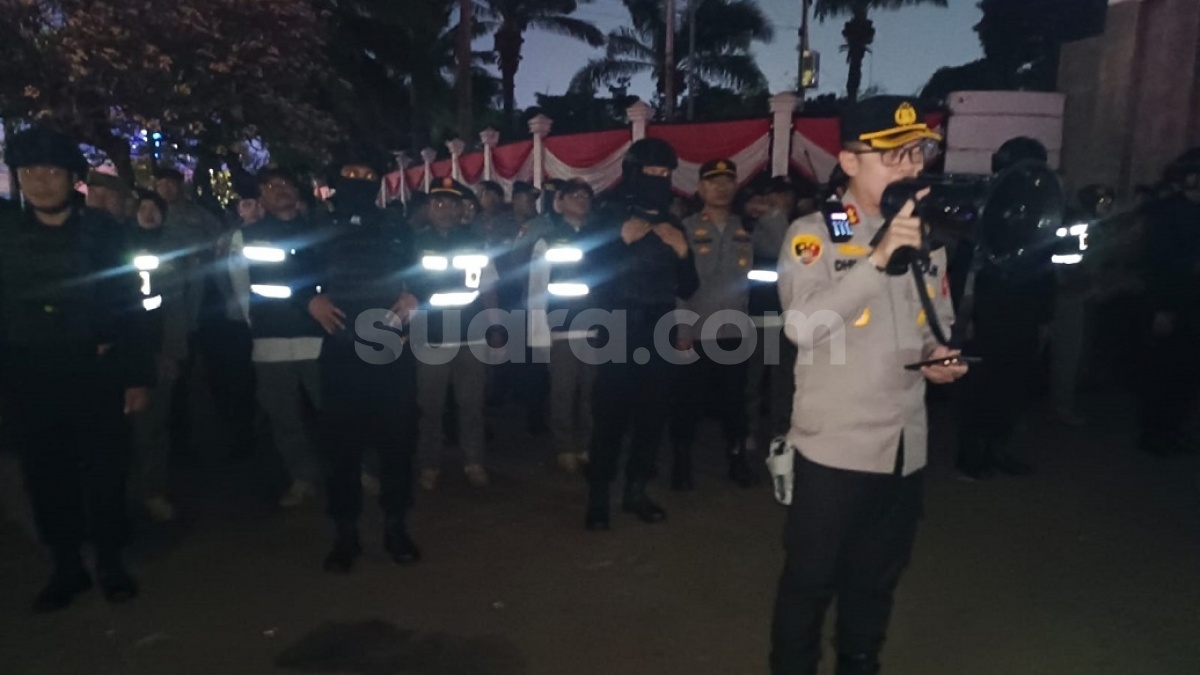 Polisi Bubarkan Massa Aliansi Pati yang Galang Donasi di Depan DPR