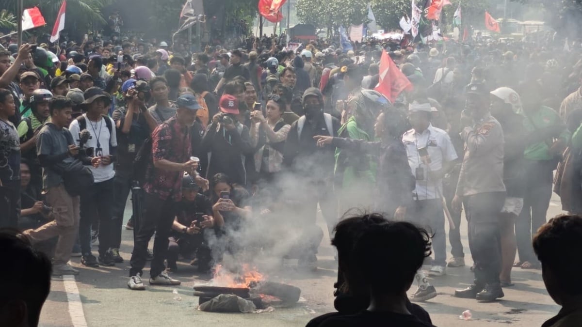 Bakar Ban Saat Diadang Polisi, Massa Demo Mahasiswa Akhirnya Diizinkan Menuju DPR