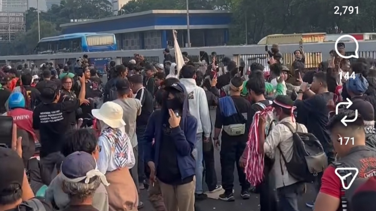 Dikawal Ratusan Ojol, Botok Tiba di Gedung DPR