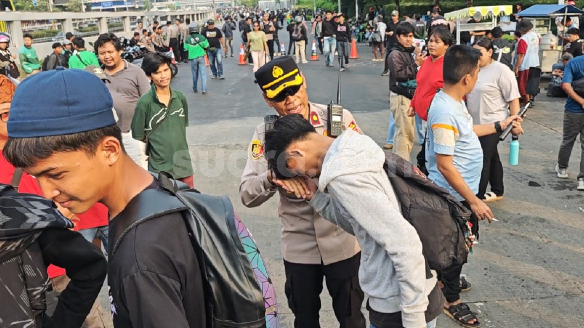 Cegah Ricuh, Polisi Minta Pelajar Demo di DPR Pulang: Pulang Ya? Salaman Dulu