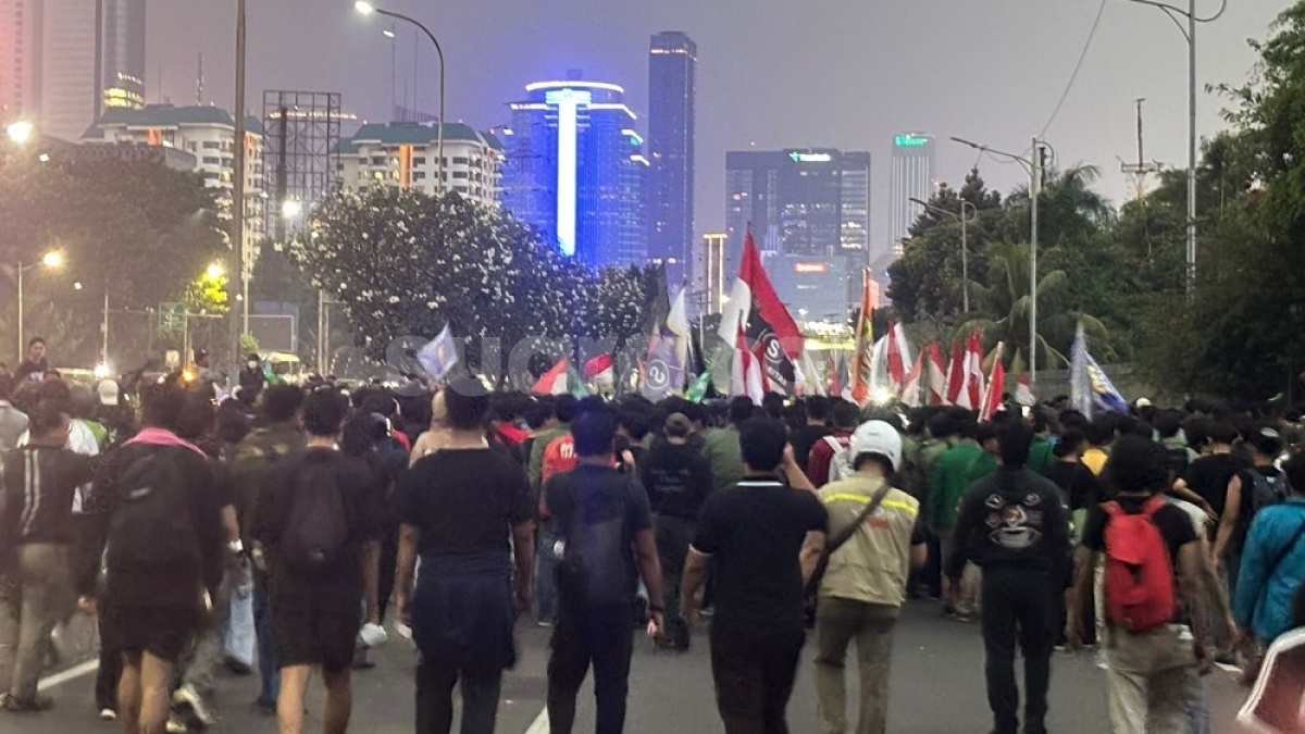 Mahasiswa Mundur Tertib Pukul 18.00 WIB, Massa Lain Masih Bertahan di DPR