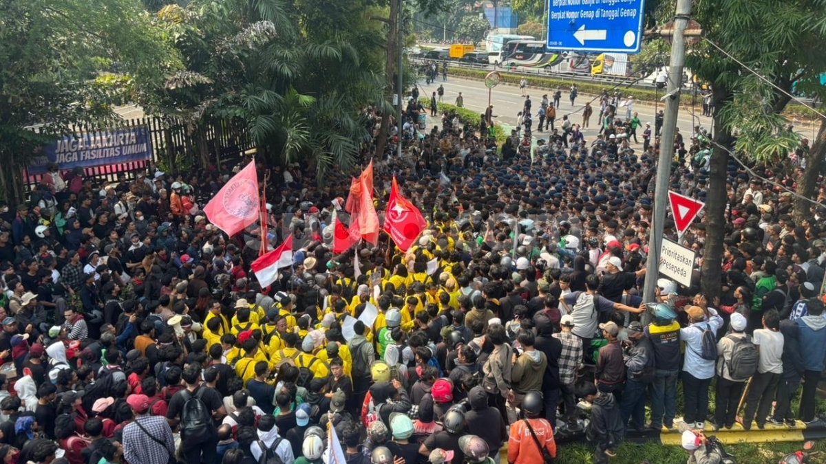Dihadang Barikade Polisi, Massa Mahasiswa Tertahan di Senayan Park Saat Menuju Gedung DPR