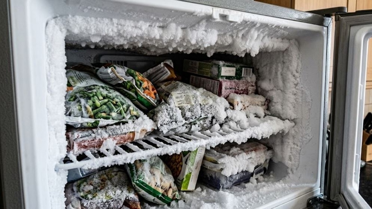 Cara Membersihkan Bunga Es dengan Aman dan Cepat Tanpa Merusak Freezer
