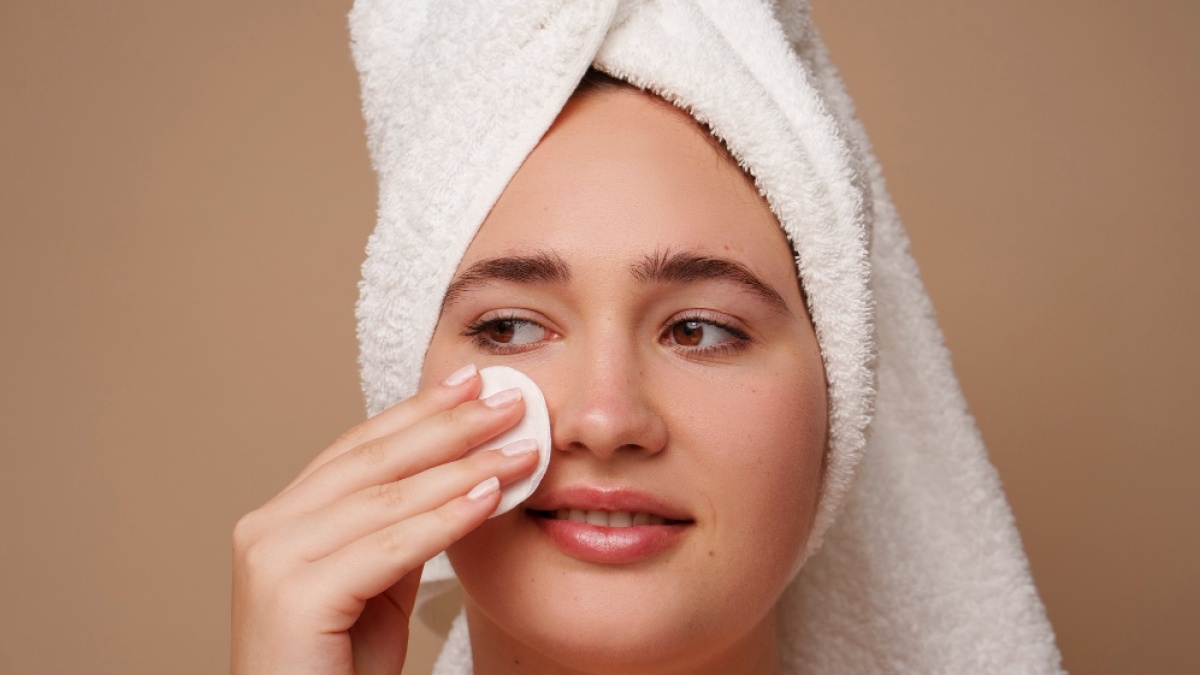 3 Rekomendasi Peeling Pad Mengandung AHA BHA: Wajah Halus, Noda Hitam Tersamarkan