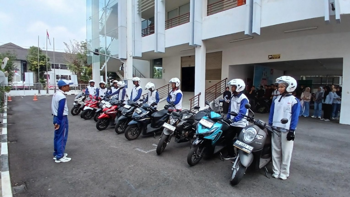 Sering Kagok saat Ada Rintangan Mendadak? Ini 3 Teknik Dasar Berkendara Motor yang Wajib Dikuasai