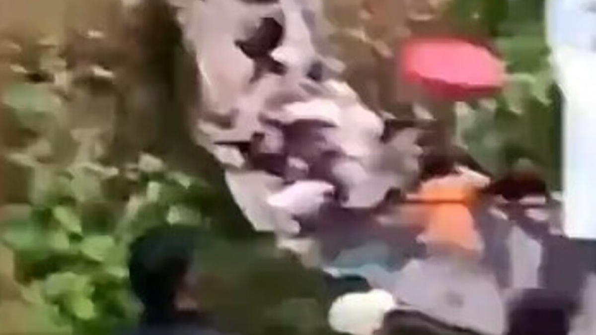Detik-detik Jembatan Gantung Pongpet Pangandaran Ambruk, Bupati Syok Netizen Kasih Komentar Pedas