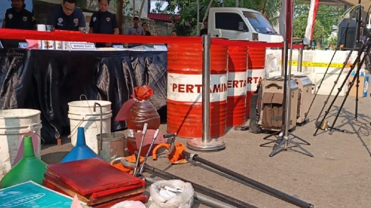 Modal Kimia, Oli Bekas Hitam Jadi Bening, Polisi Bongkar Mafia Oli Palsu Berlabel Pertamina