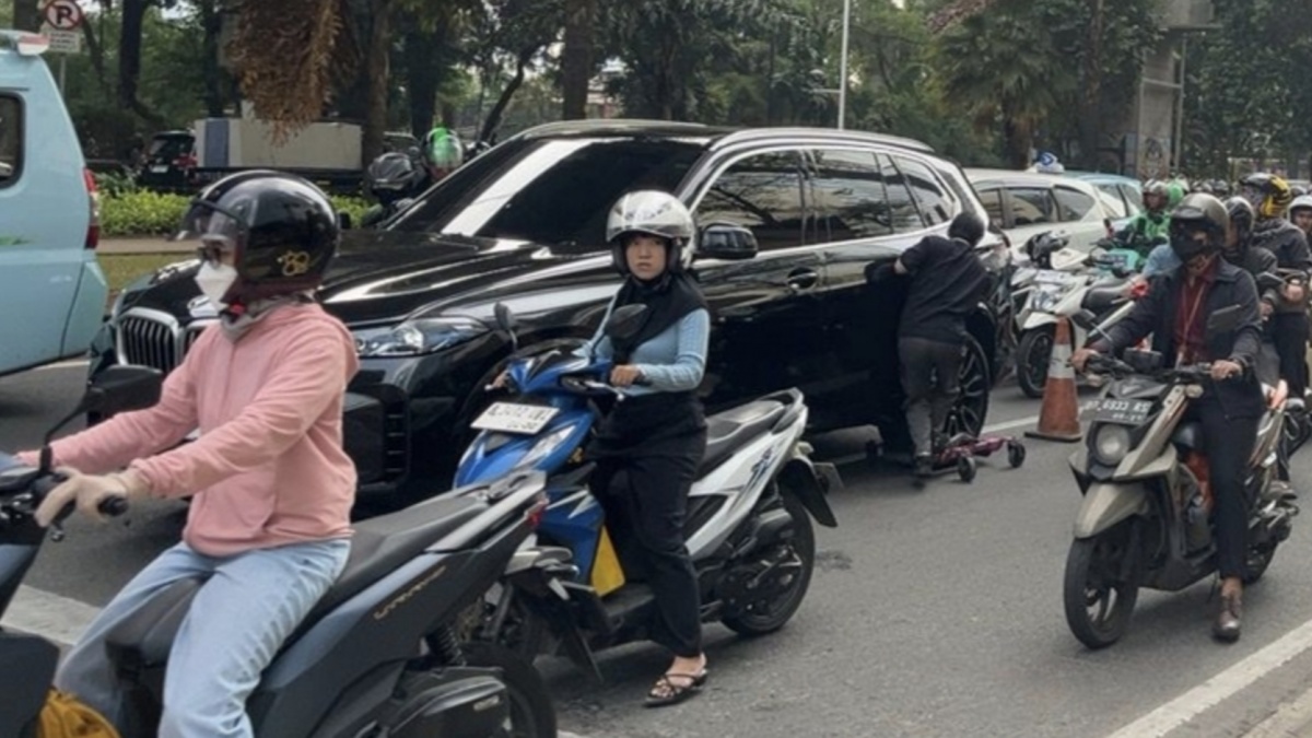 Bikin Macet 40 Menit, BMW X5 Tak Bertuan di Kuningan Akhirnya Dievakuasi