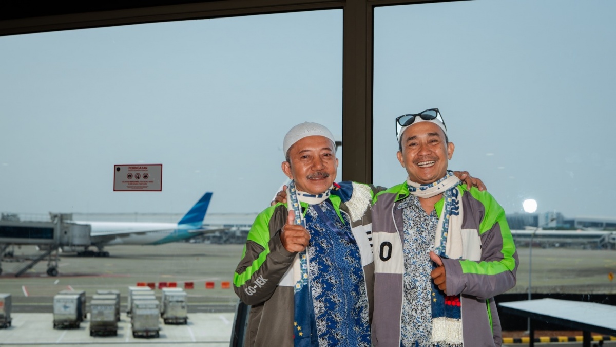 Haru! Detik-detik 70 Driver Legend Gojek Berangkat Umrah Gratis