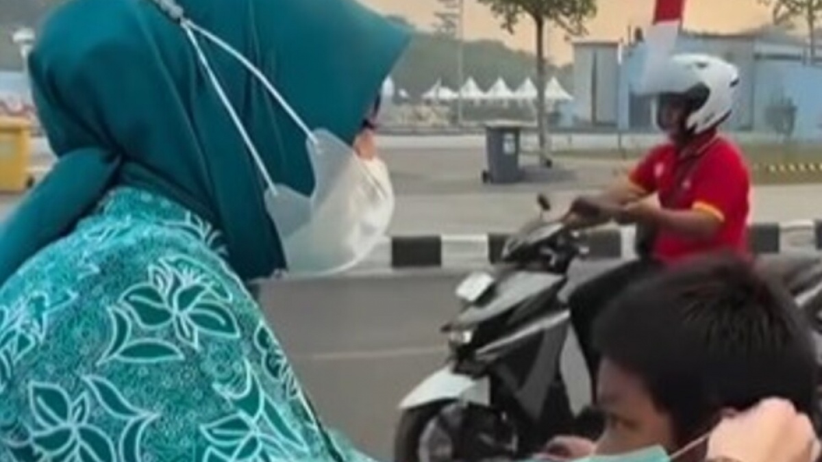 Filipina Imbau Warga Pakai Masker N95, Warga Kalteng Dibagikan Masker Biasa di Tengah Kepungan Asap