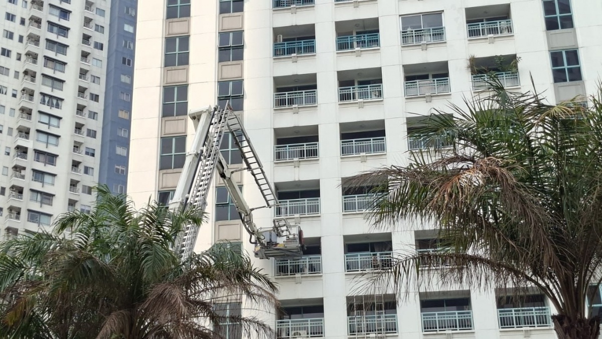 Kebakaran Apartemen Pavilion: 33 Penghuni Terjebak Berhasil Dievakuasi, 2 Orang Masih Dicari!