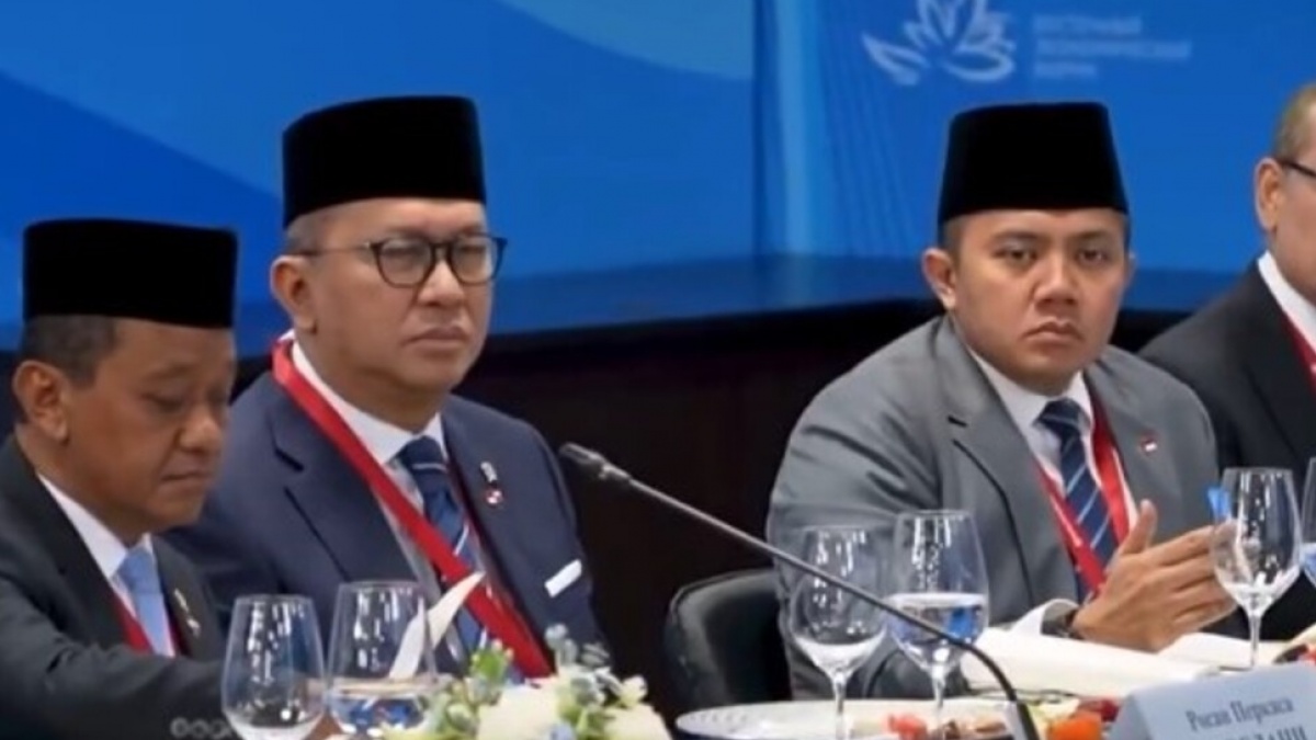 Jari Lentik Seskab Teddy Mainkan Pulpen saat Putin Bicara Viral Disamakan dengan Britney Spears