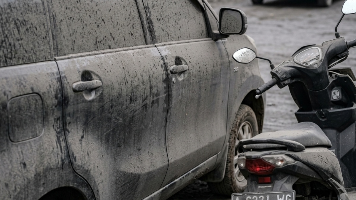 Mobil dan Motor Terkena Abu Vulkanik? Ini 5 Cara Aman Membersihkannya