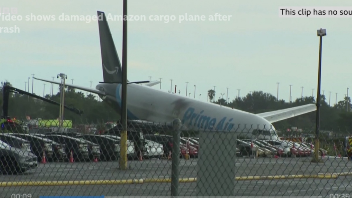 Pesawat Kargo Amazon Jatuh Hingga Tabrak Kendaraan di Bandara Miami, 5 Orang Tewas