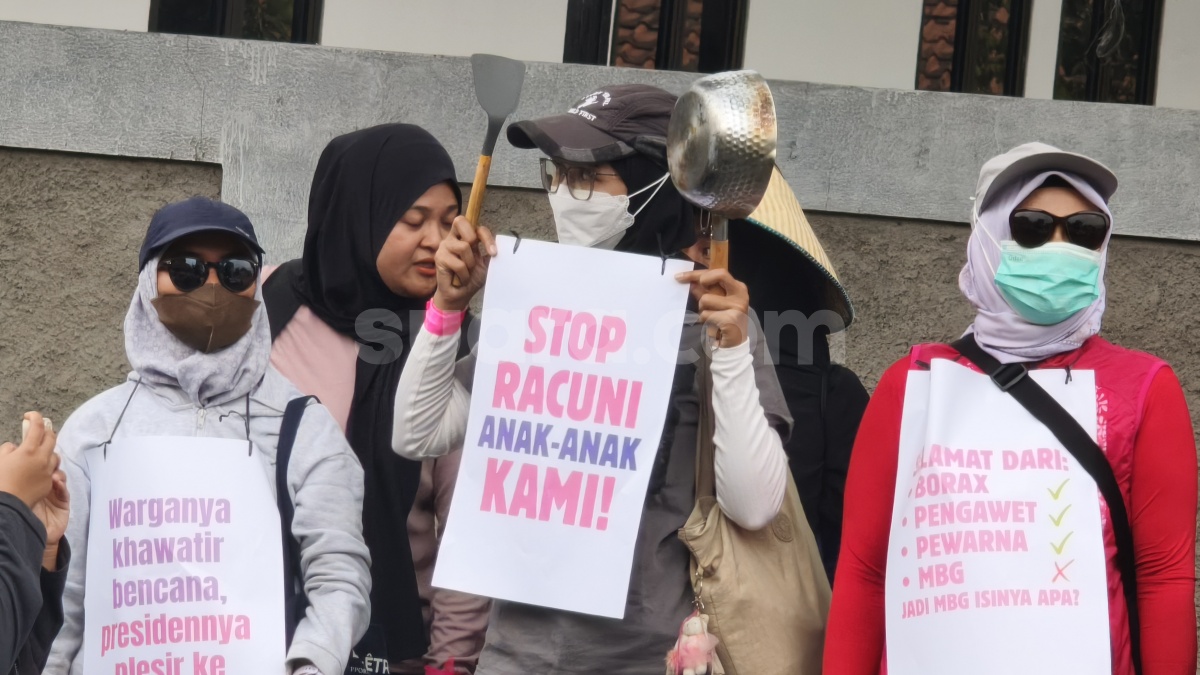 Jalan Sore Sambil Pukul Panci, Ibu-Ibu di Jogja: Stop MBG, Negara Jangan Budek