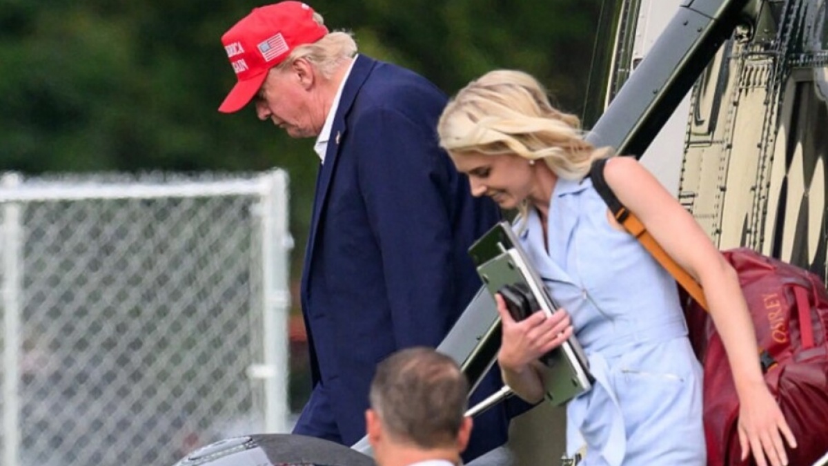 Donald Trump Kasih Rp700 Juta Cash untuk Tukang Bawa Printer, Dua Ajudan Dapat Rp1,4 M
