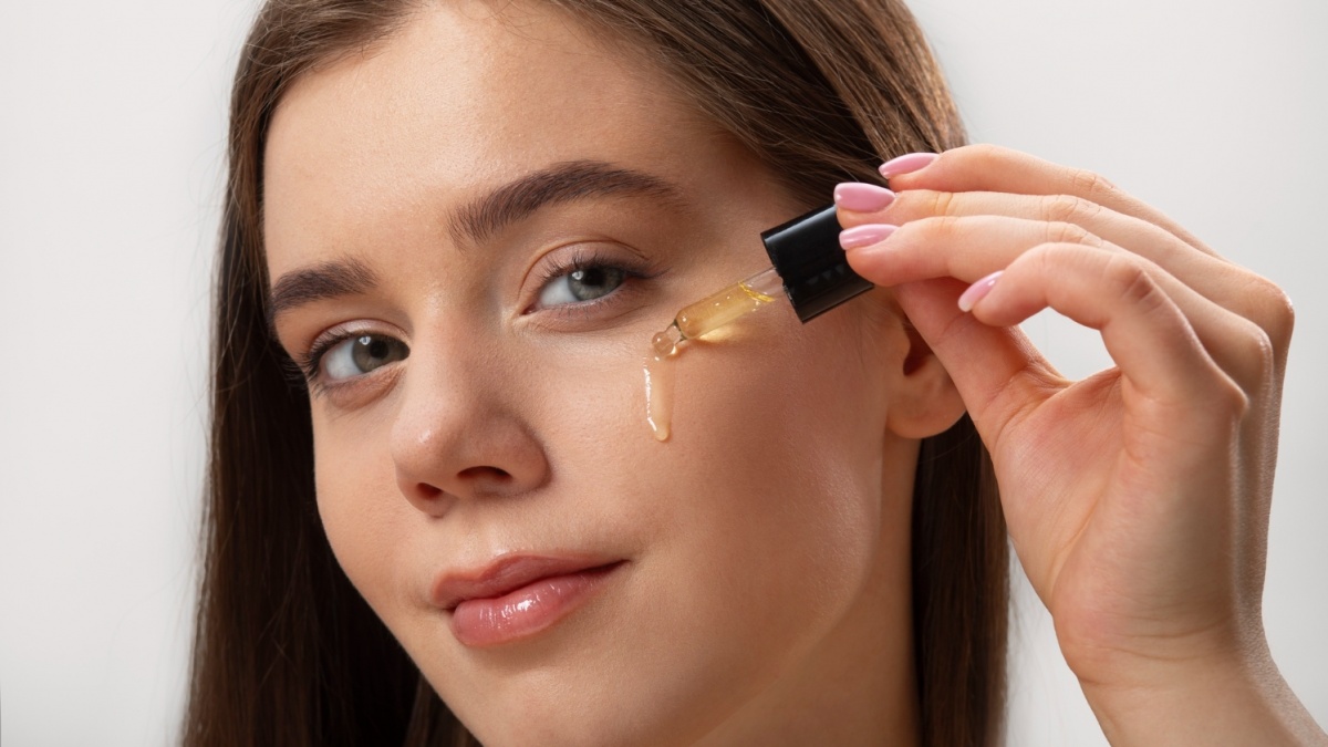 Mengapa Cleansing Oil Harus Diusapkan dalam Kondisi Wajah dan Tangan yang Kering?