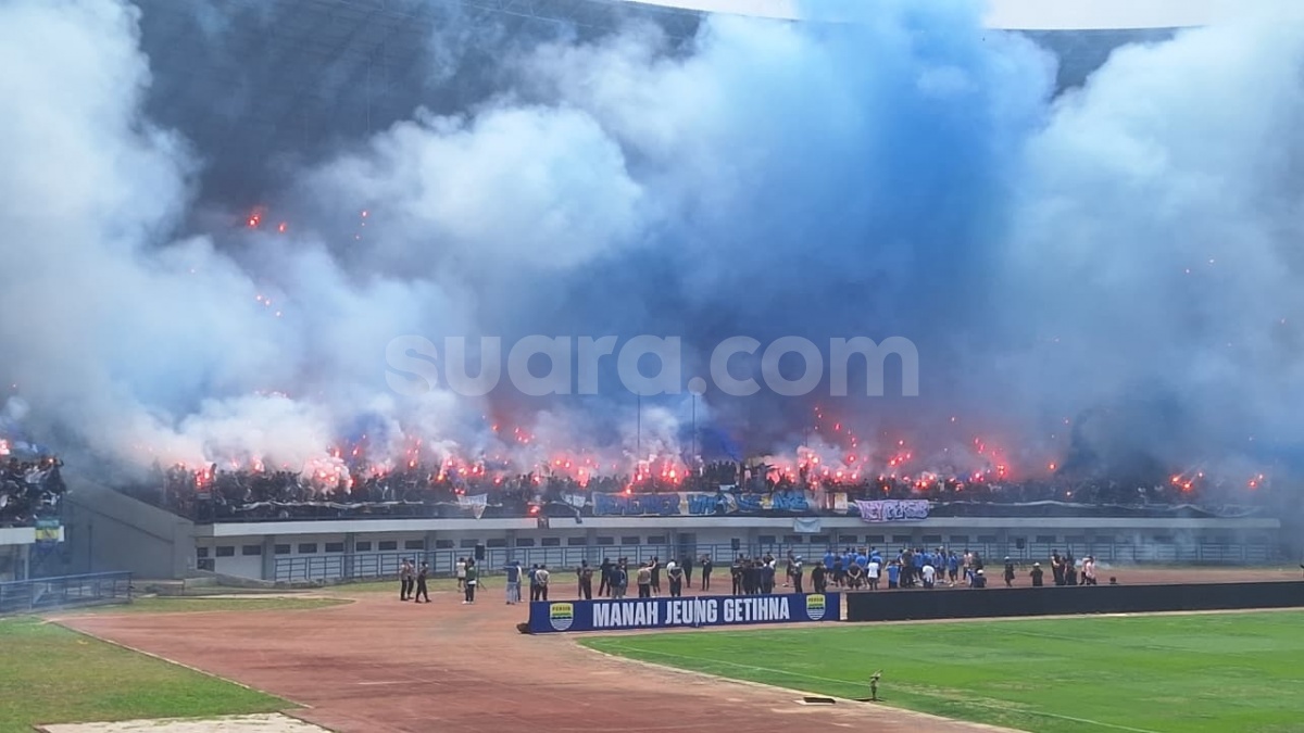 GBLA Membara! Ribuan Bobotoh Suntik Semangat Persib Sebelum Tarung di Markas Persija