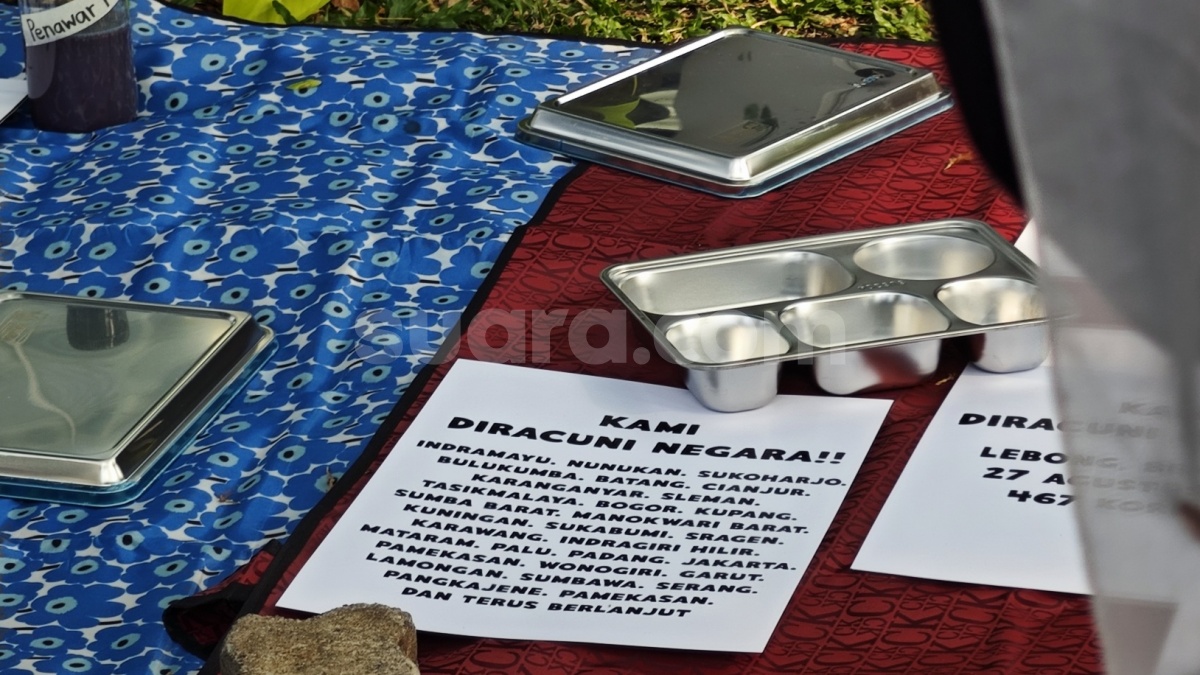 Ompreng Kosong hingga 'Ramuan Penawar Racun' Warnai Aksi Protes MBG di Kantor BGN