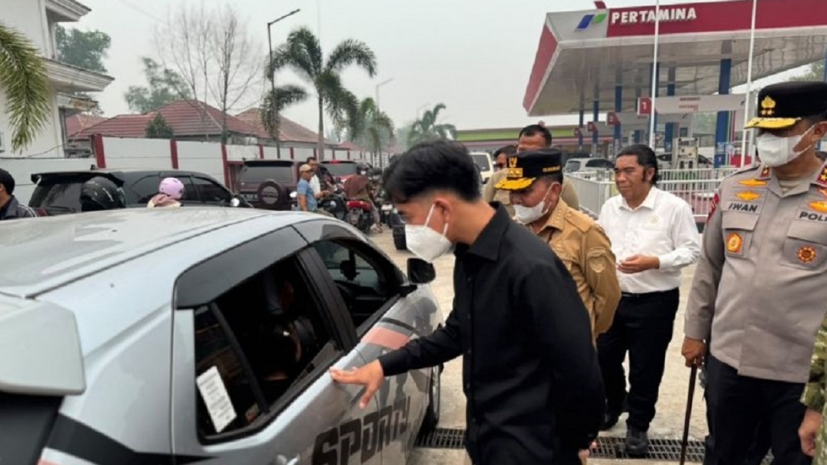 'Tunggu ya, Pak. Maaf ya,' Gibran Mendadak Temui Warga yang Antre BBM di SPBU Palangka Raya