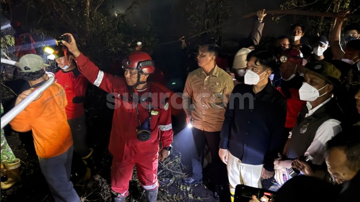Menembus Asap Malam Karhutla Kubu Raya, Wapres Gibran Ingatkan Warga: Pakai Masker Ya
