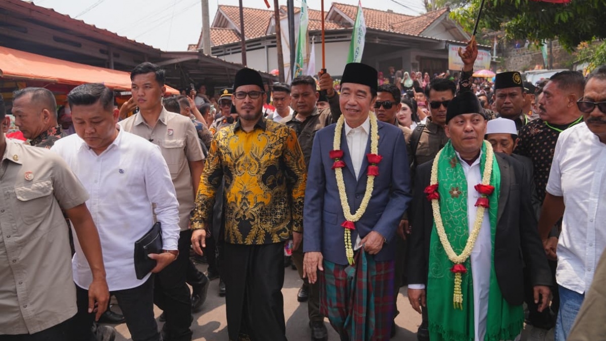 Jokowi Kunjungi Padepokan Anti Galau Cirebon, Hadiri Khitanan Anak Ustaz Ujang Busthomi