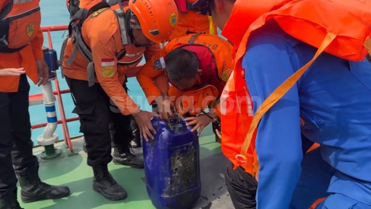 Hari Ke-5 Pencarian Jurnalis Hilang, Tim SAR Temukan Helm dan Jerigen di Perairan Anyer