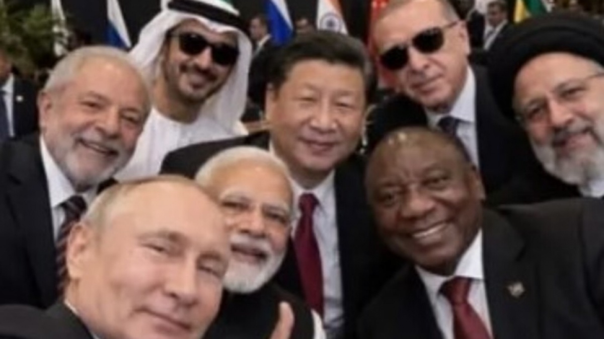 Foto Selfie Putin dan Pemimpin Dunia Tanpa Prabowo Ternyata AI, Sosok Orang Mati Jadi Petunjuk