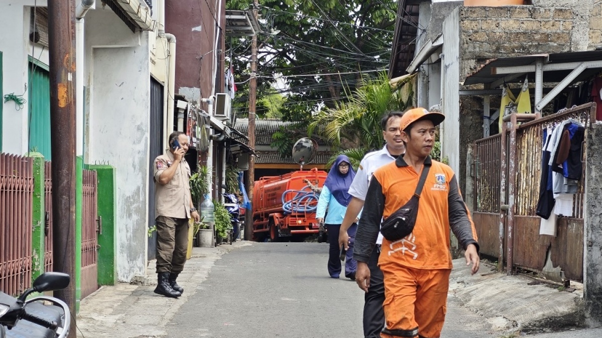 Kemarau Panjang Bikin Warga Pondok Labu Kelimpungan Cari Air Bersih