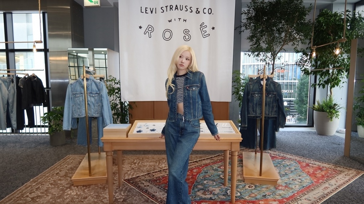 Rose BLACKPINK Menyulap Denim Klasik Jadi Lebih Personal