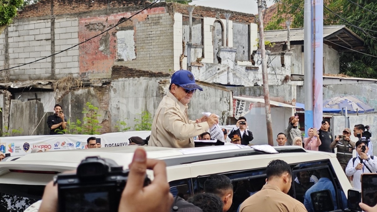 Prabowo Bagi-bagi Kaus dari Sunroof Mobil, Warga Manggarai Histeris Rebutan