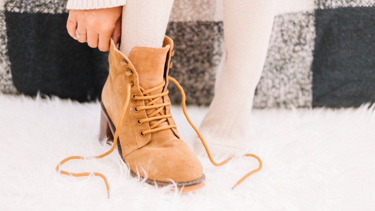 Bagaimana Cara Membersihkan Sepatu Suede yang Terkena Air? Ikuti 5 Tips Ini
