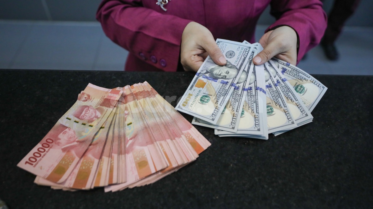 Rupiah Makin Ambruk, Dolar AS Dekati ke Level Rp17.917
