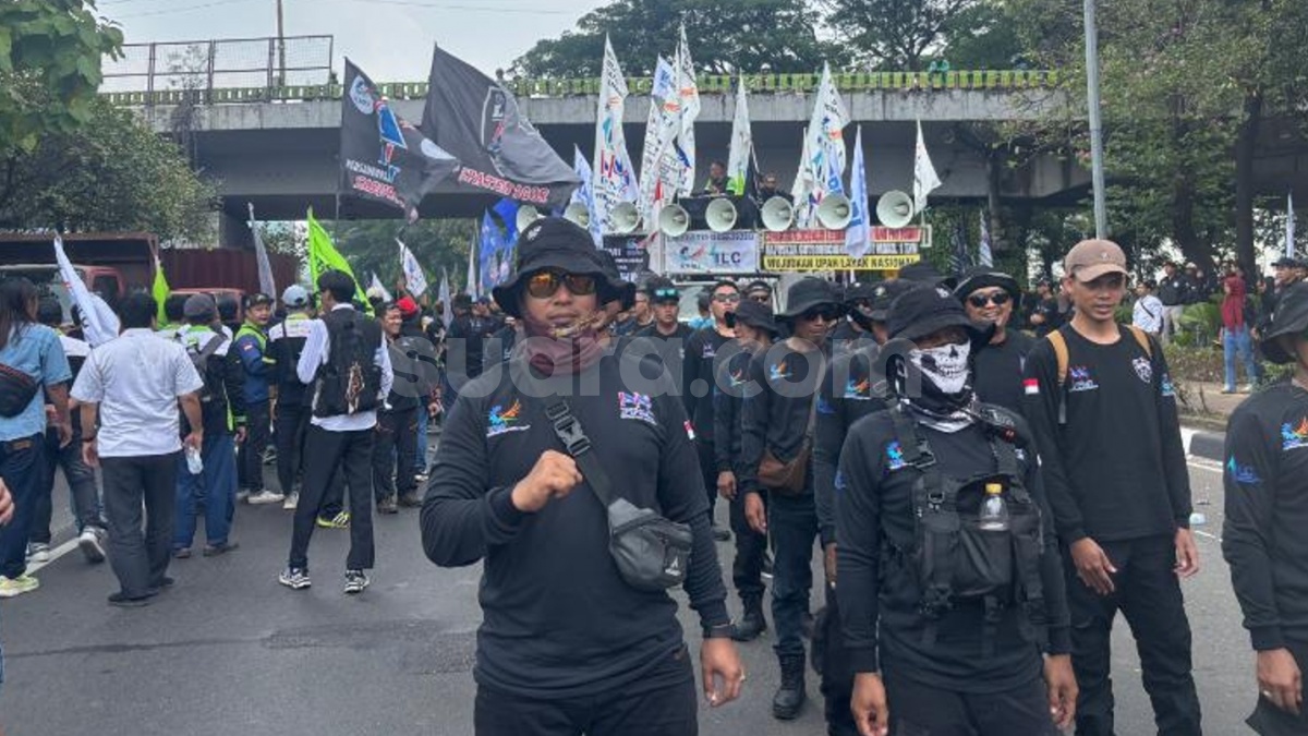 Ribuan Buruh Geruduk Gedung DPR RI, 11 Ribu Aparat Diturunkan Tanpa Bawa Senjata Api