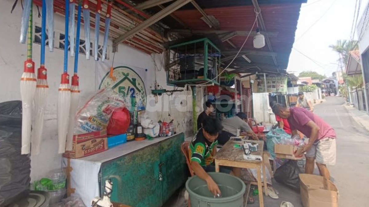 Ubah Sampah Jadi Berkah: Cerita Ketua RT di Petukangan Utara Sulap Botol Plastik Bekas Jadi Sapu
