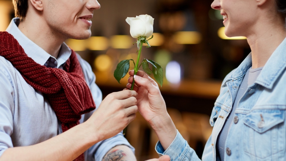 Urutan Zodiak Paling Romantis dan Jago Memberikan Kejutan Manis