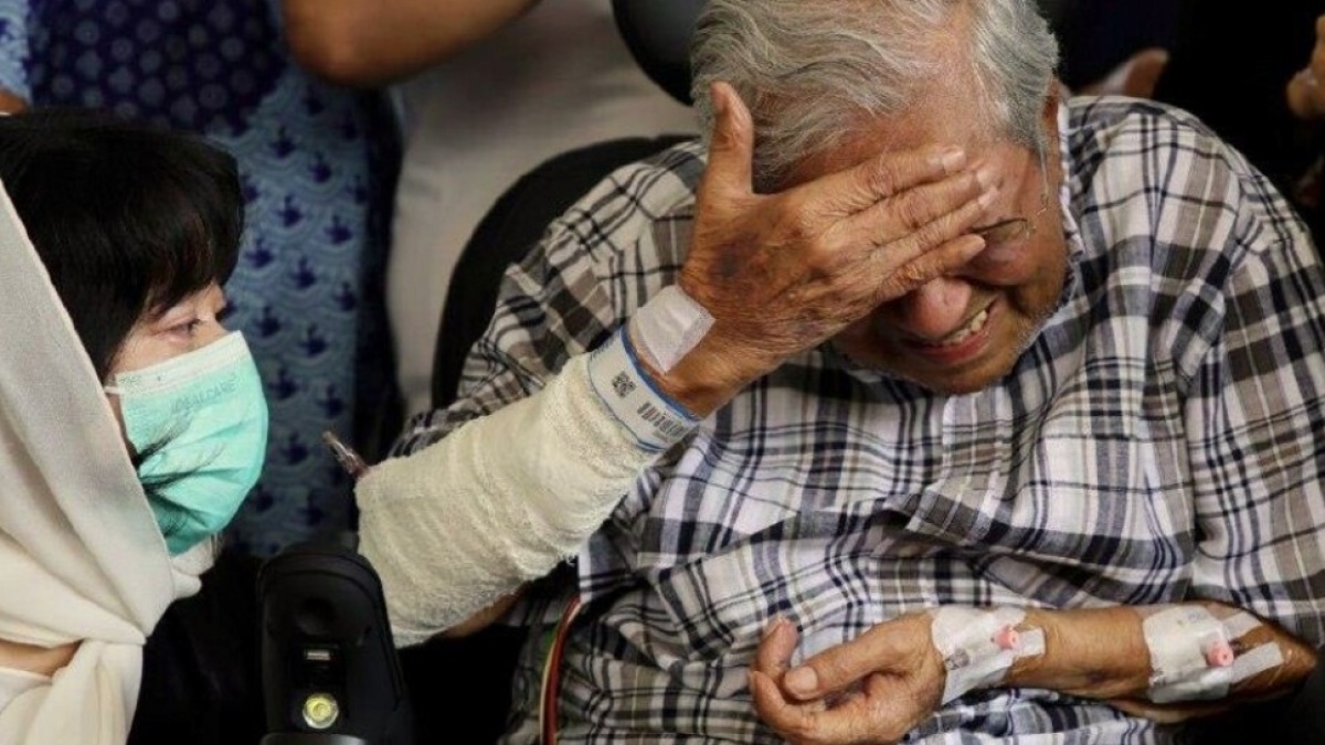 Tangis Mahathir Mohamad Pecah di Pusara Siti Hasmah, Kenangan 70 Tahun Bersama Berakhir Pilu