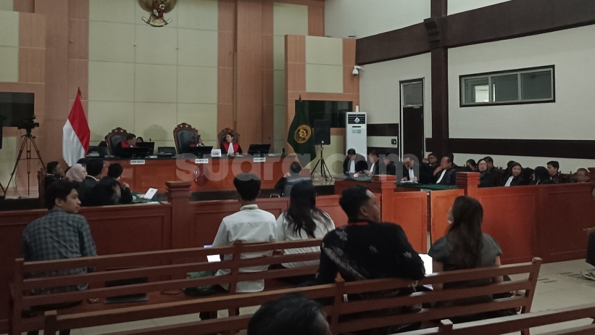Sidang Roy Suryo di PN Jaktim Digelar 'Gelap-gelapan': Listrik Padam saat Jaksa Bacakan Replik!