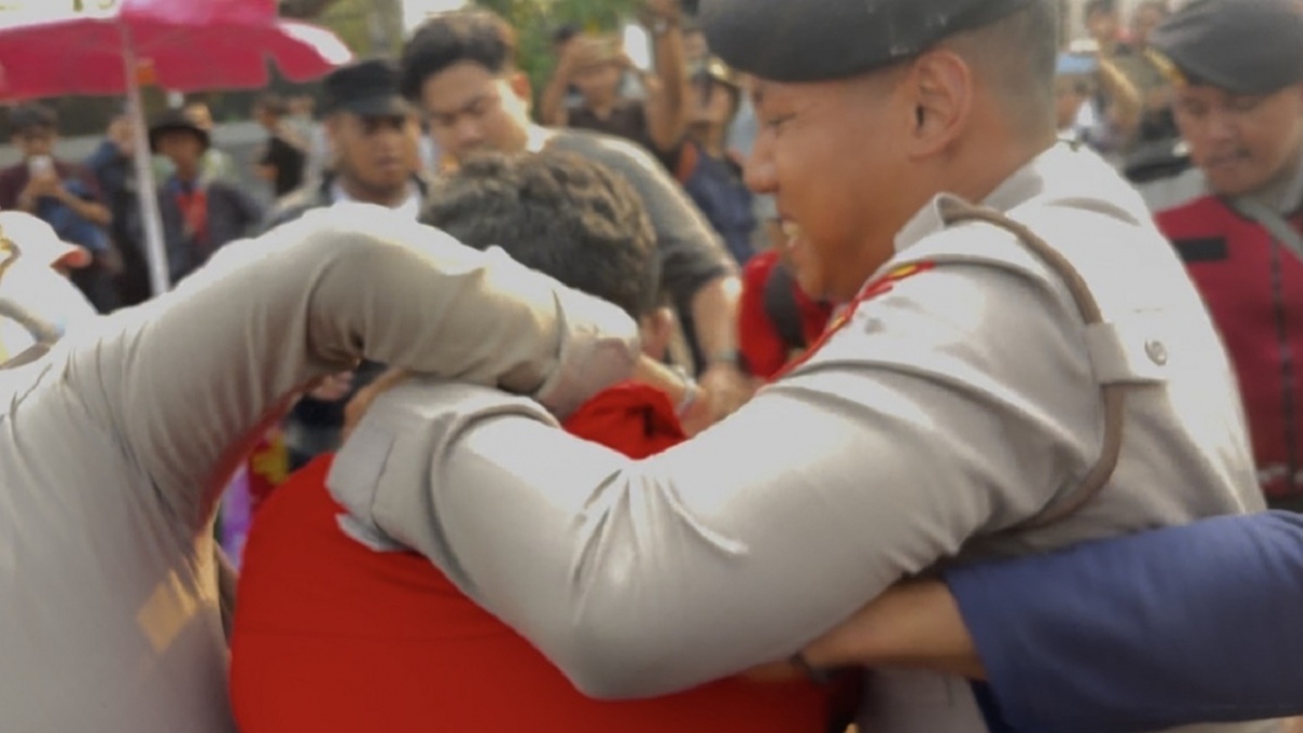 Demo Tuntut Pendidikan Gratis Memanas, Massa LMND dan Polisi Saling Dorong di DPR RI