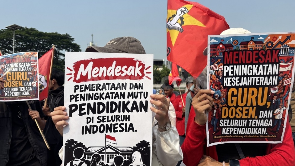 Demo di DPR, BEM SI Desak Pendidikan Gratis dan RUU Sisdiknas Segera Disahkan