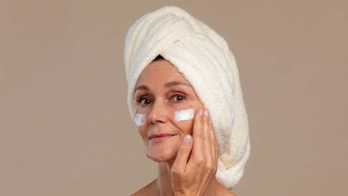 8 Rekomendasi Sunscreen Pemudar Flek Hitam untuk Usia 50 Tahun ke Atas