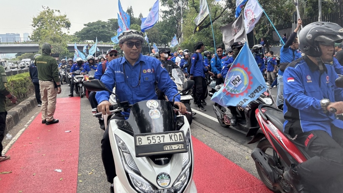 Ribuan Buruh Kepung Gedung DPR RI, Jalan Gatot Subroto Tak Bisa Dilewati Kendaraan