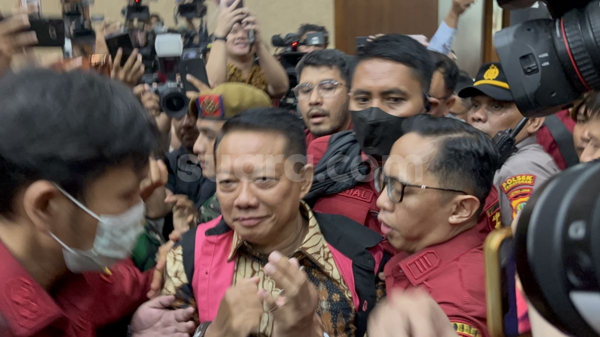 Eks Jampidsus Febrie Adriansyah Masuk Ruang Sidang Jelang Pembacaan Surat Dakwaan