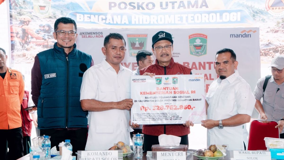 Gus Ipul Sambangi dan Salurkan Bantuan Korban Banjir Bandang Solok
