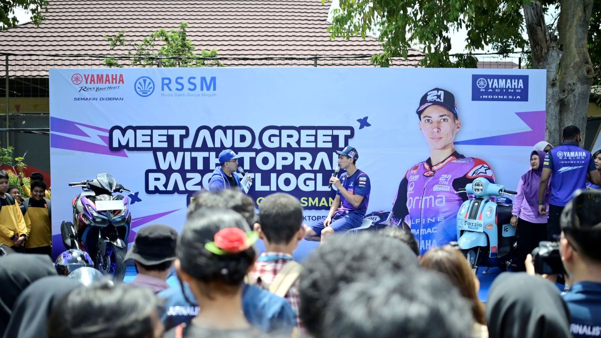 Pembalap MotoGP Yamaha Sapa Siswa SMAN 3 Mataram Jelang Race di Sirkuit Mandalika