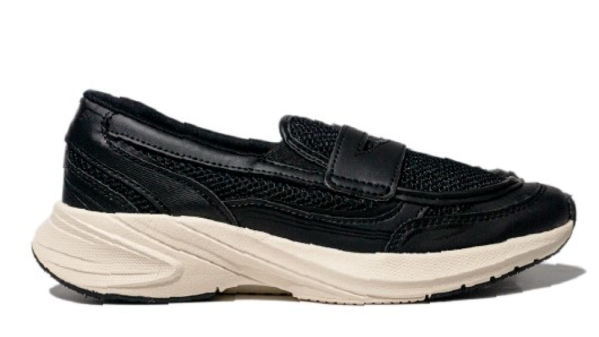 10 Sepatu Slip On Lokal Tanpa Tali, Praktis untuk Dipakai Harian