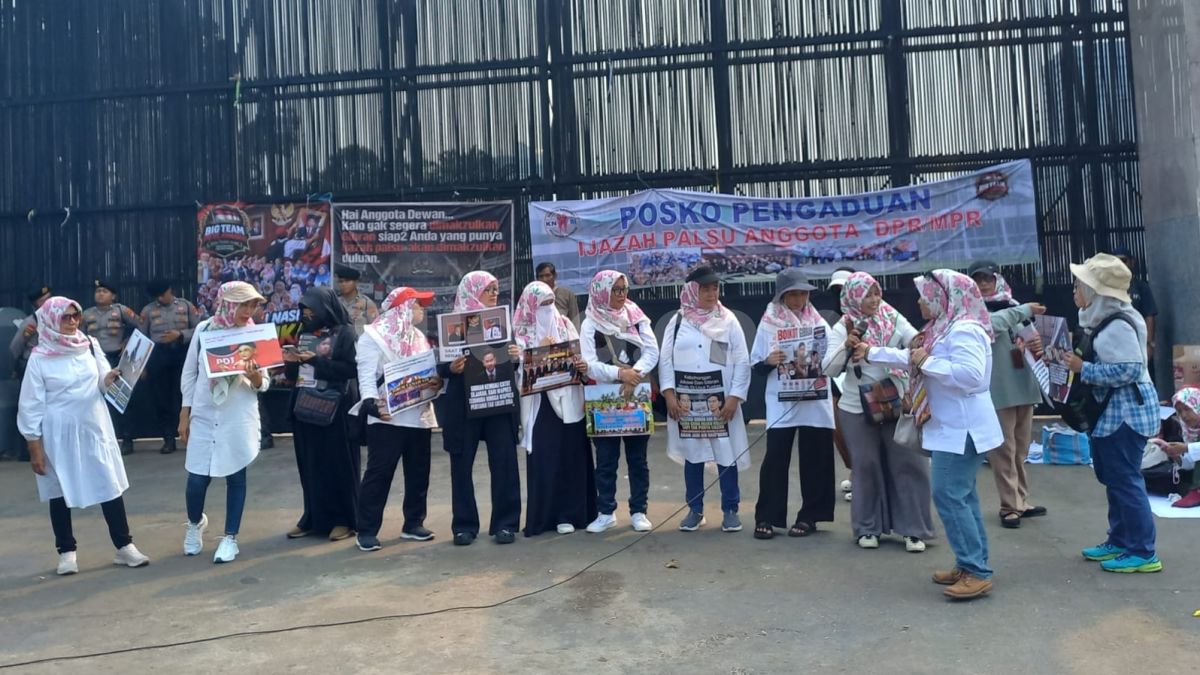 Emak-emak Demo ke DPR, Desak Gibran Dimakzulkan