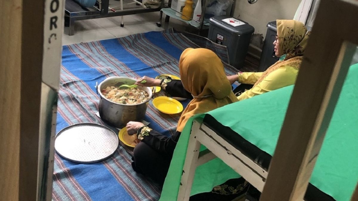 Puskesmas Pasar Minggu Viral: Pasien Diusir, Petugas Kepergok Makan Gelar Tikar di Ruang Poli